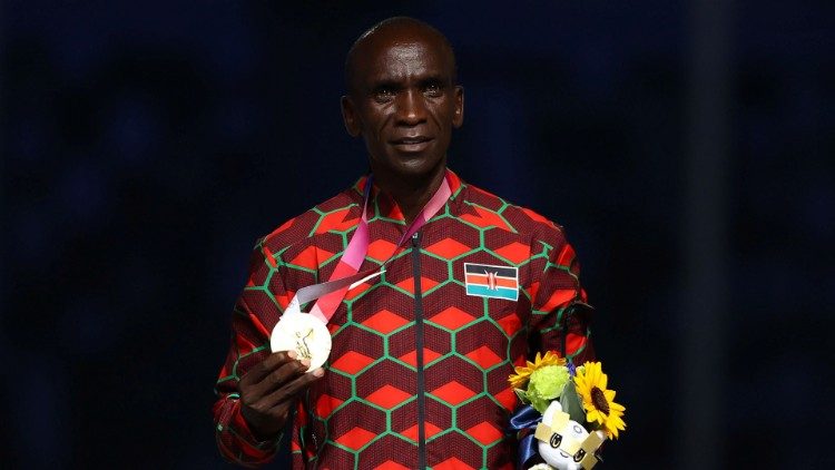 Eliud Kipchoge wa Kenya akisheherekea medali yake huko Tokyo Japan