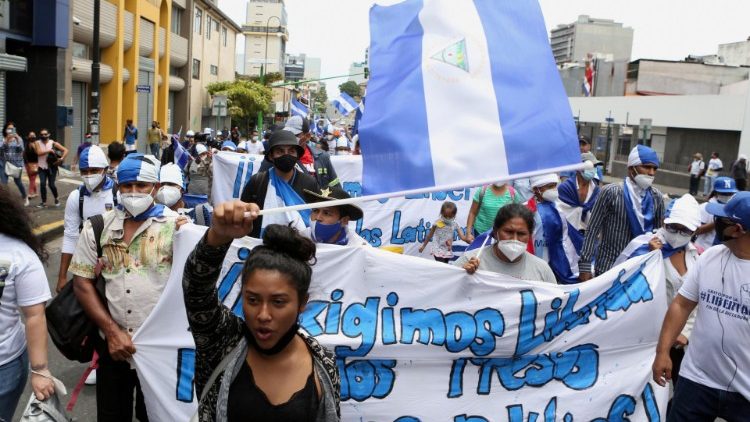 Menschen aus Nicaragua demonstrieren in Costa Rica gegen den nicaraguanischen Autokraten Daniel Ortega