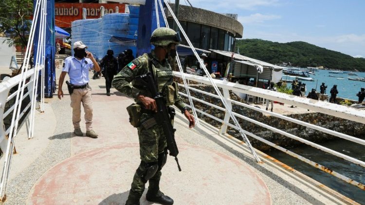 Soldat am Ort einer Schießerei zwischen Mitgliedern verfeindeter Drogenbanden in einem Vergnügungspark in Acapulco