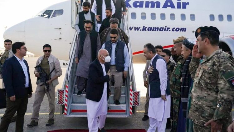 Il presidente afghano Ashraf Ghani atterra a Mazar-i-Sharif