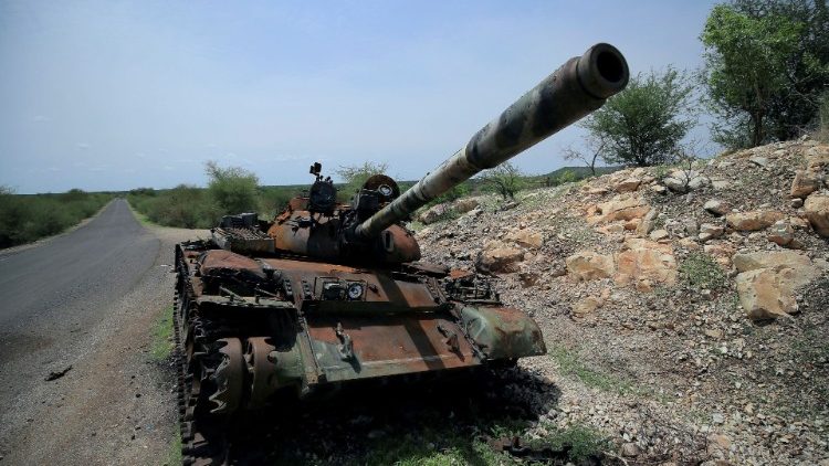 Beschädigter Panzer in der Nähe der Stadt Humera