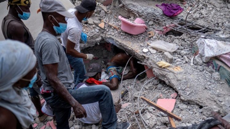 Busca de sobreviventes do terremoto no Haiti