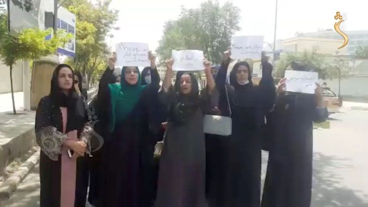 阿富汗妇女要求塔利班尊重她们的权利