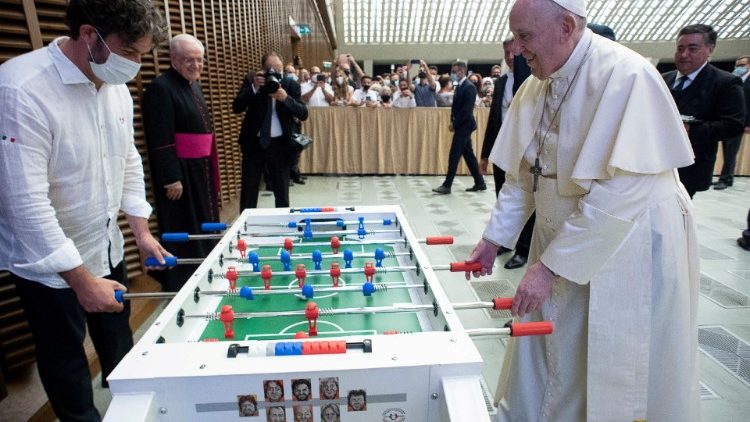 Nach seiner Generalaudienz an diesem Mittwoch spielte der Papst Tischfußball mit einem Besucher