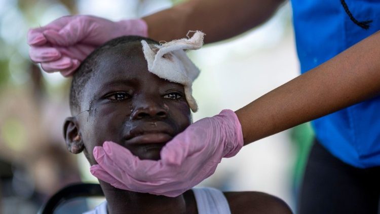 Ein Junge wird nach dem Beben vom Samstag in einem Krankenhaus in Haiti versorgt