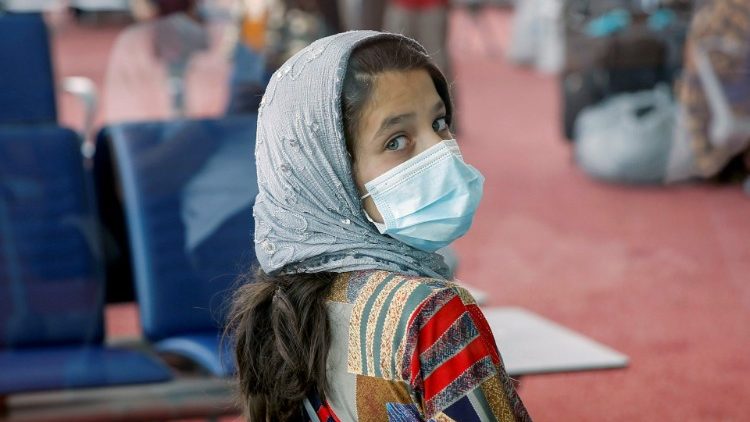 Una niña evacuada de Afganistán en el Maktoum International Airpot de Dubai