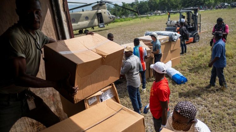 In der vom Erdbebenn besonders betroffenen Stadt Les Cayes kommen Hilfsgüter an