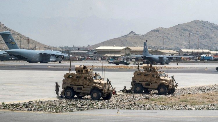 Gli Stati Uniti reagiscono all'attentato nello scalo di Kabul