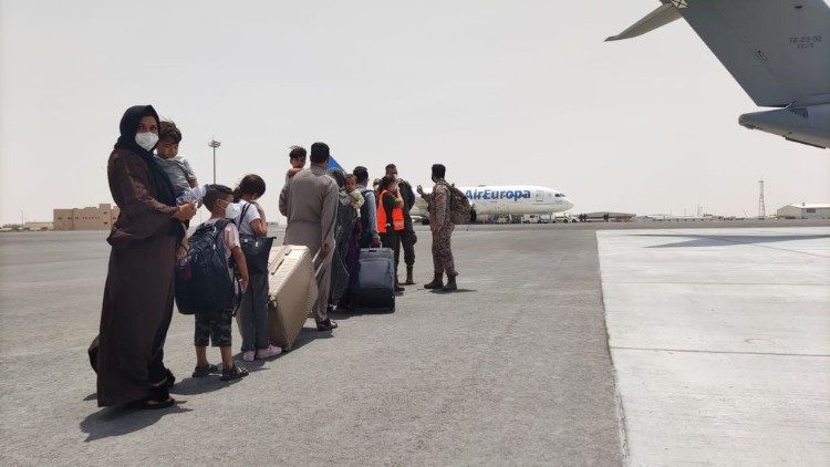 Aus Afghanistan evakuiierte Menschen bei der Ankunft in Dubai