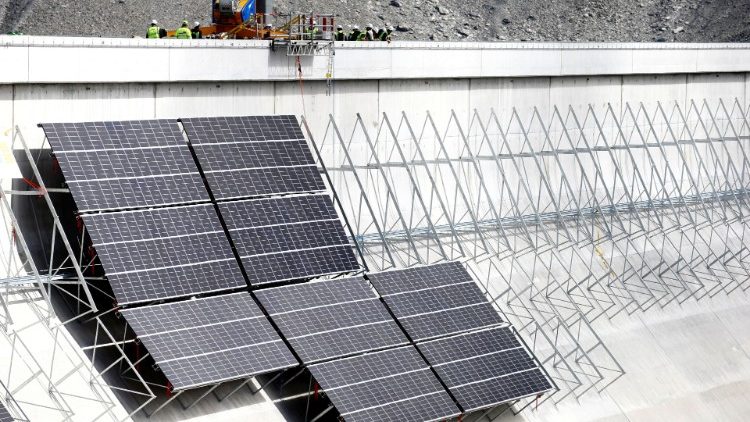 L'Afrique a le potentiel pour installer des centrales solaires comme ici en Suisse au lac Muttsee