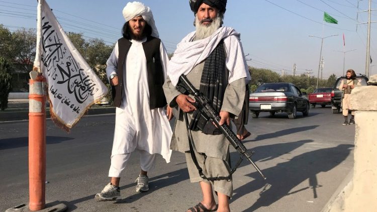 Taliban in Kabul vor dem früheren Innenministerium