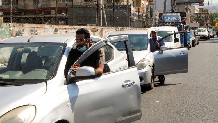 Libano, macchine bloccate dalla mancanza di carburante