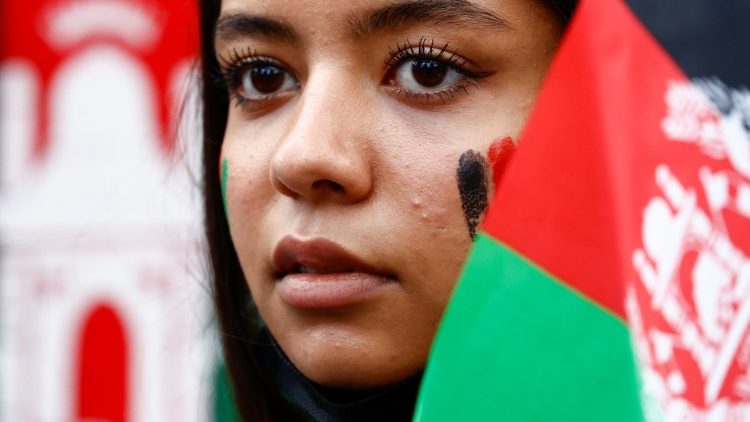 अफगानिस्तान में तालिबान के विरोध में एक रैली में भाग लेती एक महिला