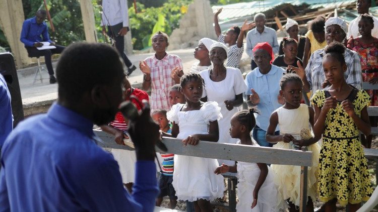 हैती में भुकम्प के बाद खुले में प्रार्थना करते विश्वासी
