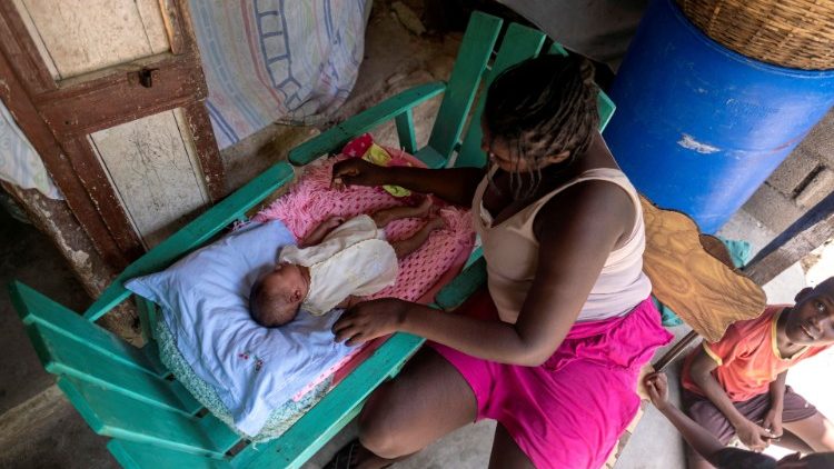 Mãe improvisa berço para seu filho no Haiti após o terremoto em 14 de agosto passado
