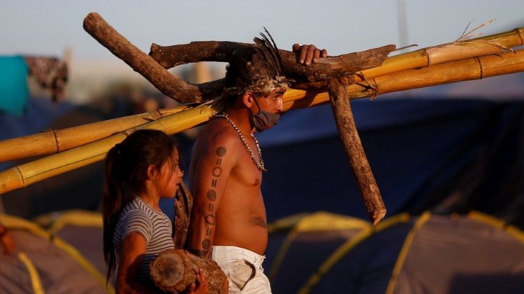 Indígenas no acampamento Luta pela Vida