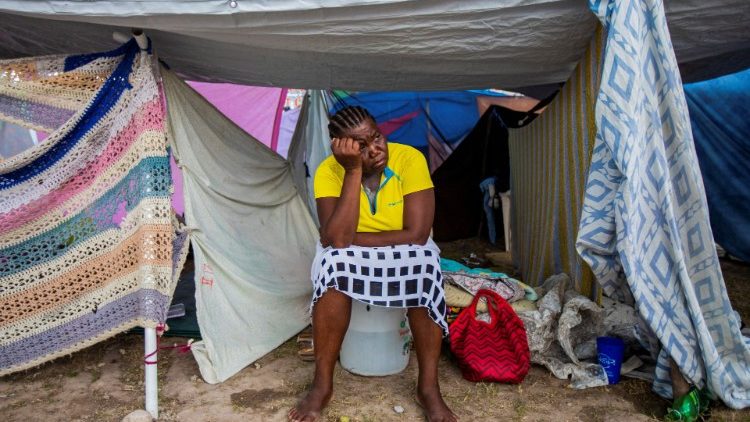 Para quem perdeu tudo, não restou que montar tendas em busca de um abrigo, como em Les Cayes, um dos locais mais atingidos pelo terremoto. (REUTERS/Ralph Tedy)