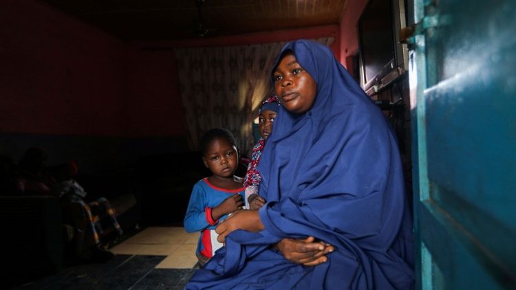 Eine Mutter in Nigeria mit einem Teil ihrer Kinder - sieben weitere wurden im August aus ihrer Schule entführt