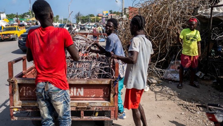 Мъже от Хаити събират желязо след земетресението 