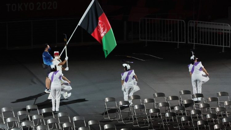 La bandiera della rappresentanza afghana ha sfilato alla cerimonia di apertura delle Paralimpiadi