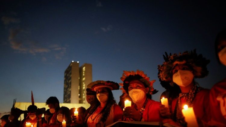 Manifestação dos indígenas em Brasília em defesa de suas terras.