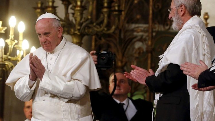 El Papa Francisco en su visita a la sinagoga de Roma el 17 de enero de 2016
