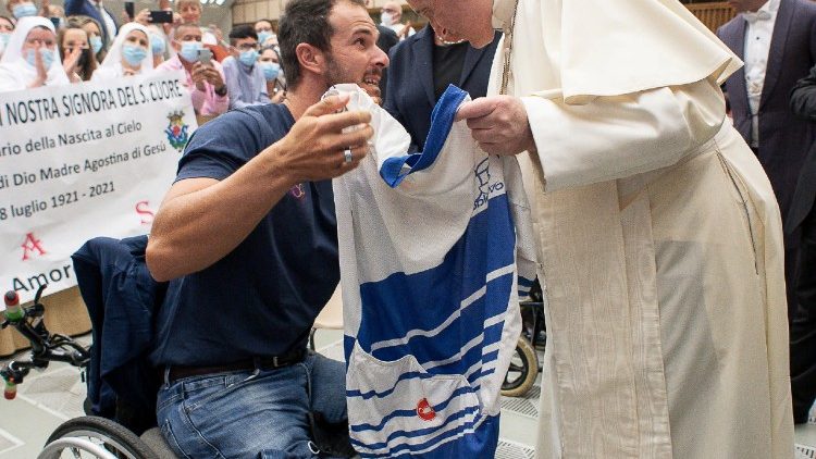 Il Papa riceve la maglietta di "Obiettivo3" da Tiziano Monti