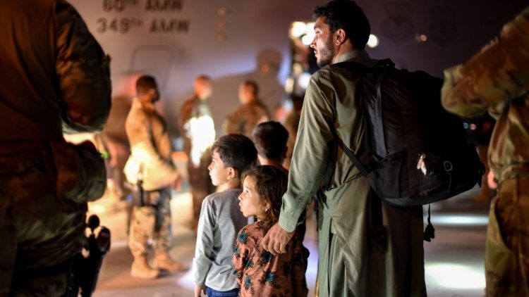 Pai afegão com seus filhos após desembarcar na Base Aérea All Al Salem, no Kuwait (Foto US Air Force/Staff Sgt Ryan Brooks)