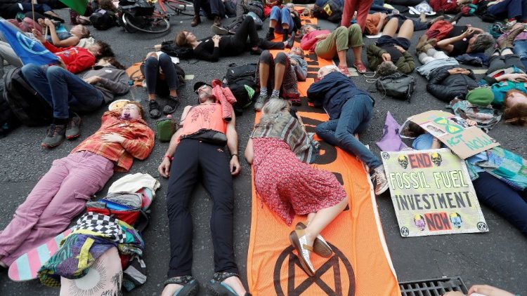 लन्दन में  जलवायु परिवर्तन  कार्यकर्त्ताओं का विरोध प्रदर्शन,  प्रतीकात्मक तस्वीरः 26.08.2021 