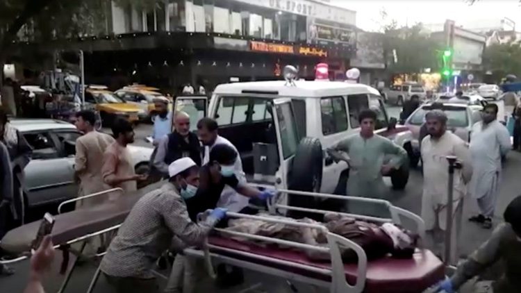 Abtransport von Verwundeten in Kabul, zahlreiche Menschen wurden getötet