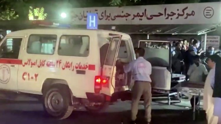 Captura de tela mostra um veículo de emergência enquanto pessoas chegam a um hospital após o ataque no aeroporto de Cabul,  em 26 de agosto de 2021. REUTERS TV / via REUTERS
