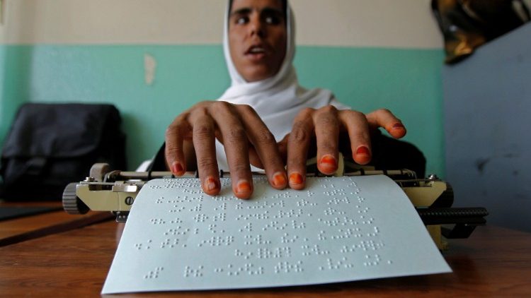 Eine blinde afghanische Studentin, die die Blindenschrift in Kabul lernt... das war im September 2012