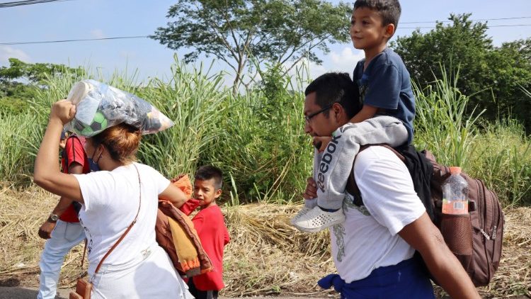 Cientos de migrantes salen del sur de México en caravana para protestar por la lentitud del proceso de asilo