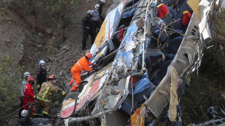 Los rescatistas trabajando tras la caída del autobús en Matucana, al este de Lima, el 31 de agosto de 2021. Según informó la policía, al menos 32 personas murieron, entre ellas dos niños, y otras veinte resultaron heridas después de que el autobús de pasajeros que viajaba a Lima cayera por un acantilado. 