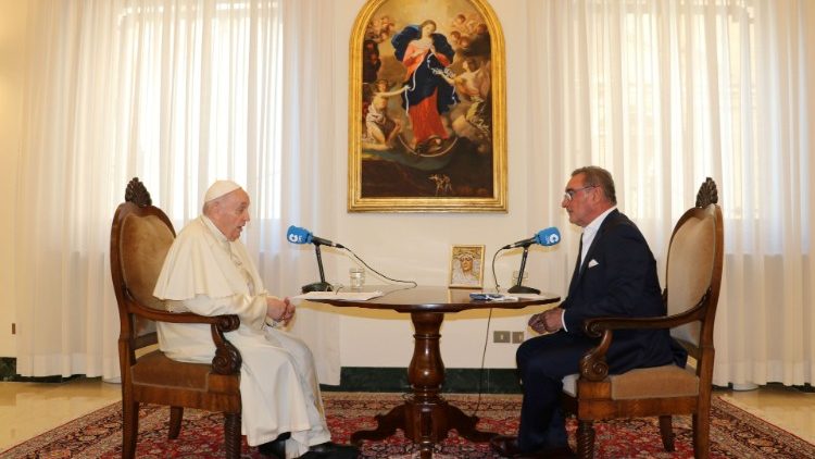 Papež František při rozhovoru s Carlosem Herrerou pro španělské Radio COPE