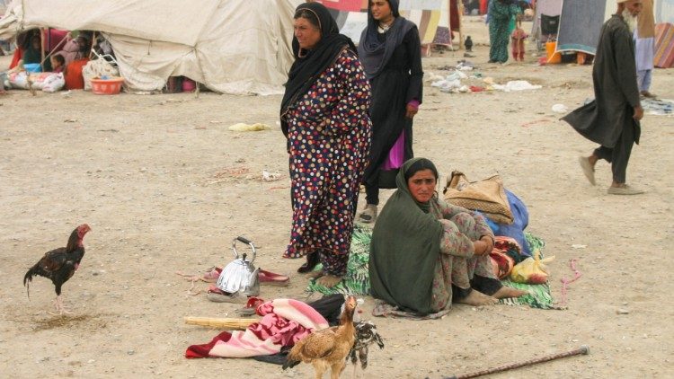 Un gruppo di donne arriva dall'Afghanistan per rifugiarsi vicino a una stazione ferroviaria a Chaman
