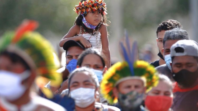 Manifestazione di indigeni a Brasilia sul diritto alla terra