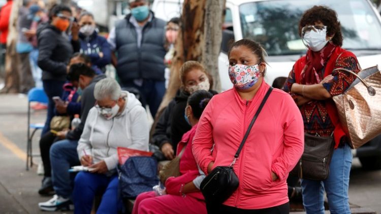 Angehörige von Corona-Patienten warten vor einem Krankenhaus in Mexiko-Stadt auf Informationen