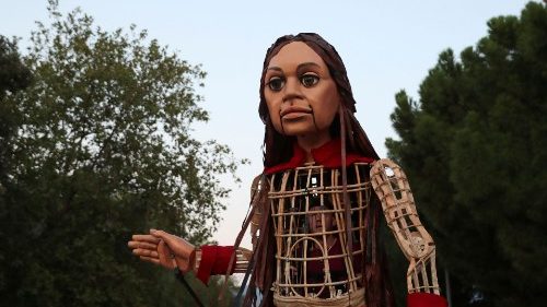 La marioneta Amal, símbolo de los niños refugiados, llega a San Pedro