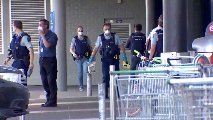 Полицейски служители след терористичната атака в Окланд, Нова Зеландия
