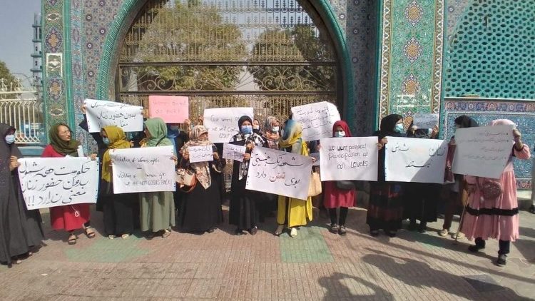 Afghanistan: donne in piazza a Mazar-e-Sharif