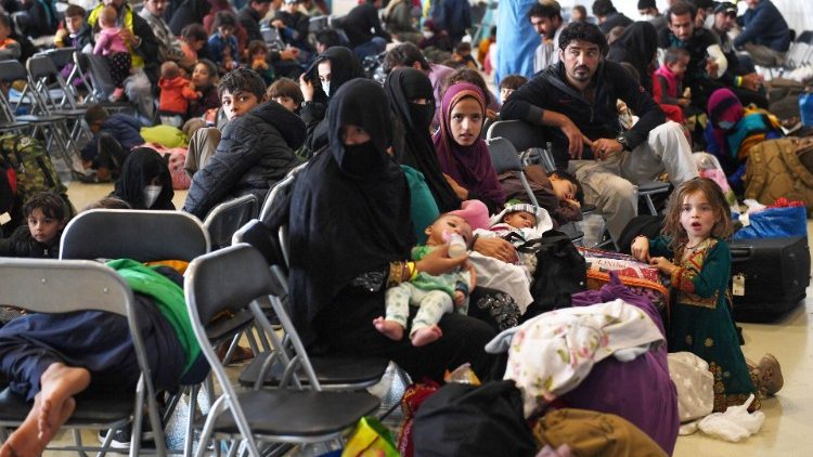 Rifugiati afghani all'interno dell'Hangar 5 della base aerea di Ramstein, in Germania