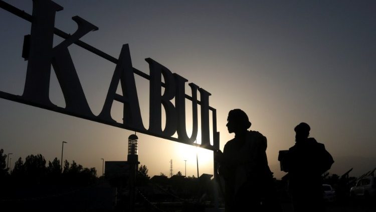 Soldati presidiano l'aeroporto di Kabul