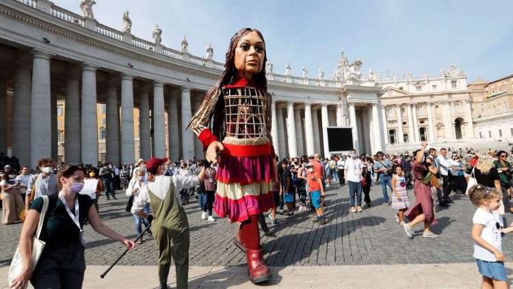 3,5-metrowa marionetka o imieniu Amal dotarła dziś na Plac św. Piotra. Przedstawia syryjską dziewczynkę i symbolizuje wszystkie dzieci, które cierpią z powodu wojen i kryzysu uchodźców