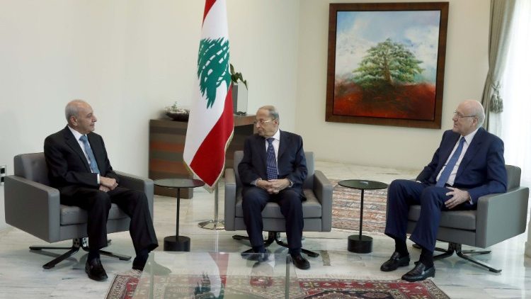  Präsident Michel Aoun und der künftige Ministerpräsident Nadschib Mikati unterzeichneten am Freitagmittag im Präsidentenpalast von Baabde im Beisein von Parlamentspräsident Nabih Berri ein Dekret zur Regierungsbildung.