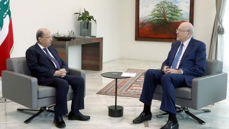 Il presidente libanese Aoun e il premier designato Mikati (Reuters)