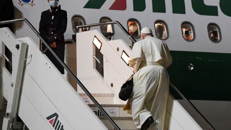 Papa Francisco embarca para voo que o levará a Budapeste