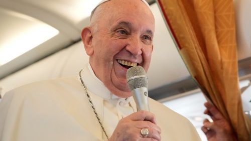 Il saluto del Papa ai giornalisti al seguito