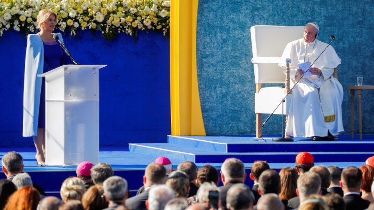 Papež František a slovenská prezidentka Zuzana Čaputová při setkání s představiteli občanské společnosti, Bratislava, zahrada prezidentského paláce,