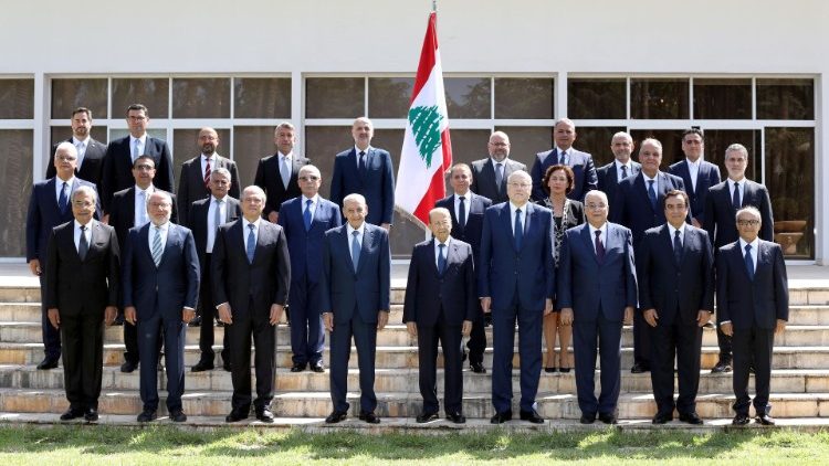 Le nouveau gouvernement libanais devant le palais présidentiel à Baabda, le 13 septembre 2021. 